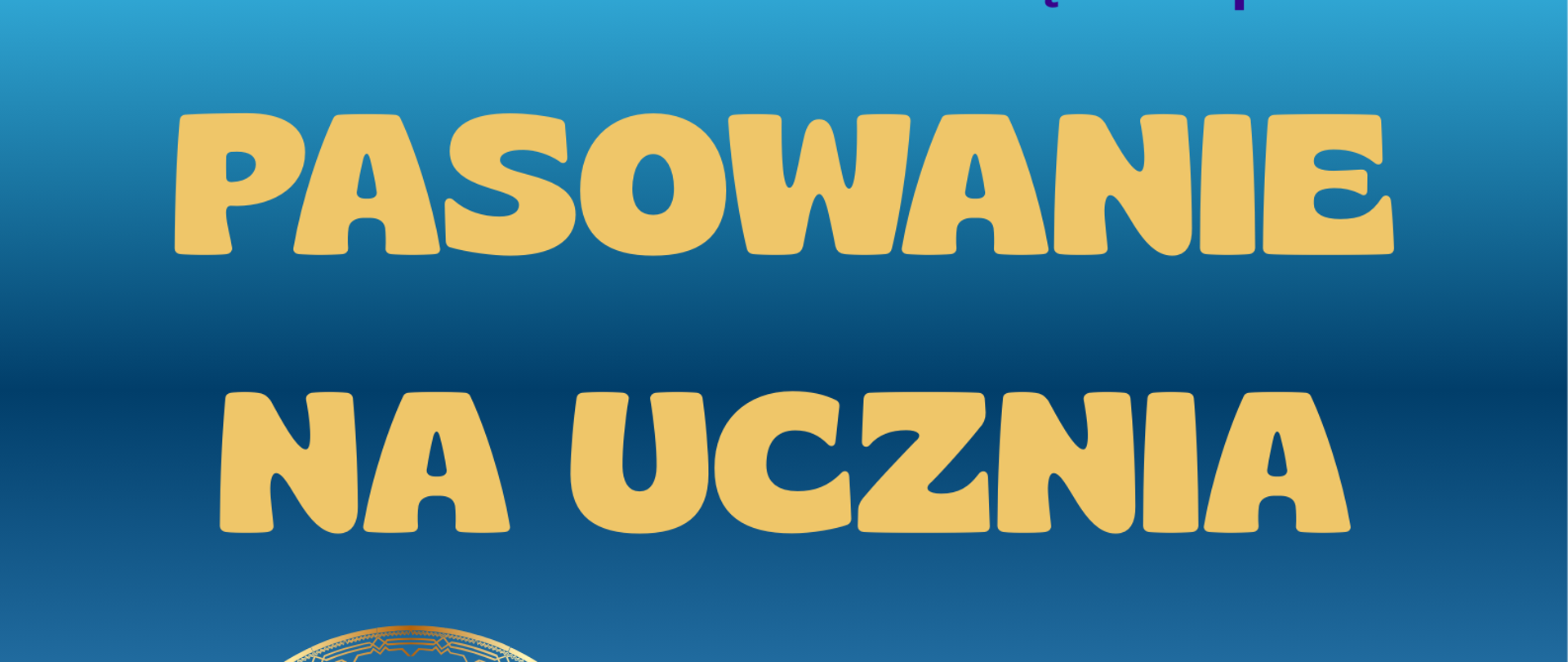 Na niebieskim tle Państwowa Szkołą Muzyczna I i II stopnia im. Stanisława Moniuszki w Grudziądzu zaprasza na PASOWANIE NA UCZNIA 01.10.2025 godz. 17.00 AULA SZKOŁY połączone ze świętowaniem Międzynarodowego Dnia Muzyki wystąpią uczniowie klas pierwszych oraz Aleksandra Kozłowska (fortepian) - uczennica szkoły II stopnia. u góry niebieskie birety oraz ozdobne nutki