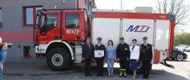 Przekazanie pojazdu gaśniczego strażakom.