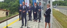 Wiceminister infrastruktury Rafał Weber podczas konferencji prasowej dotyczącej nowych przystanków kolejowych w aglomeracji rzeszowskiej