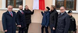 Podczas obchodów przedstawiciele władz państwowych i samorządowych uroczyście odsłonili pamiątkową tablicę. Na zdjęciu moment odsłonięcia tablicy. 