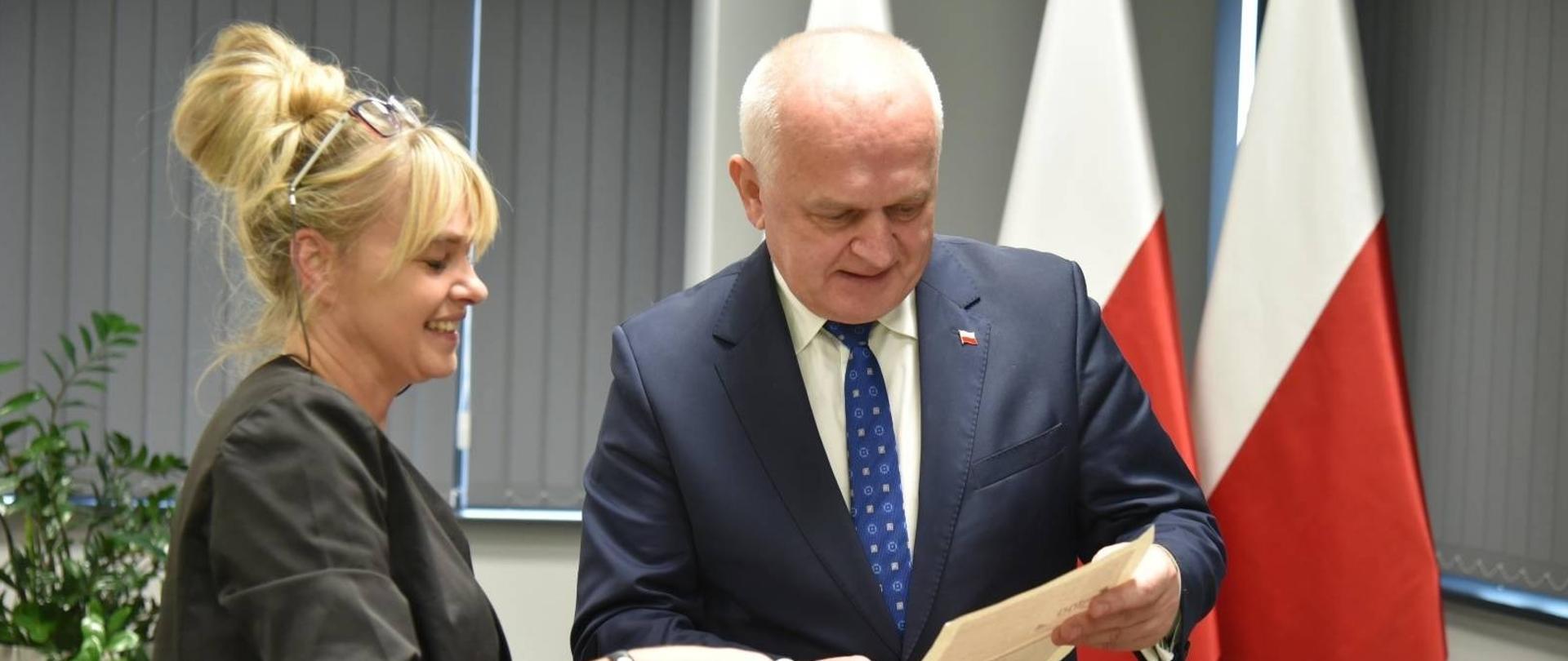 Wojewoda Lubuski losuje laureatów krzyżówki niepodległościowej wraz z pracownikiem Biura Wojewody. 