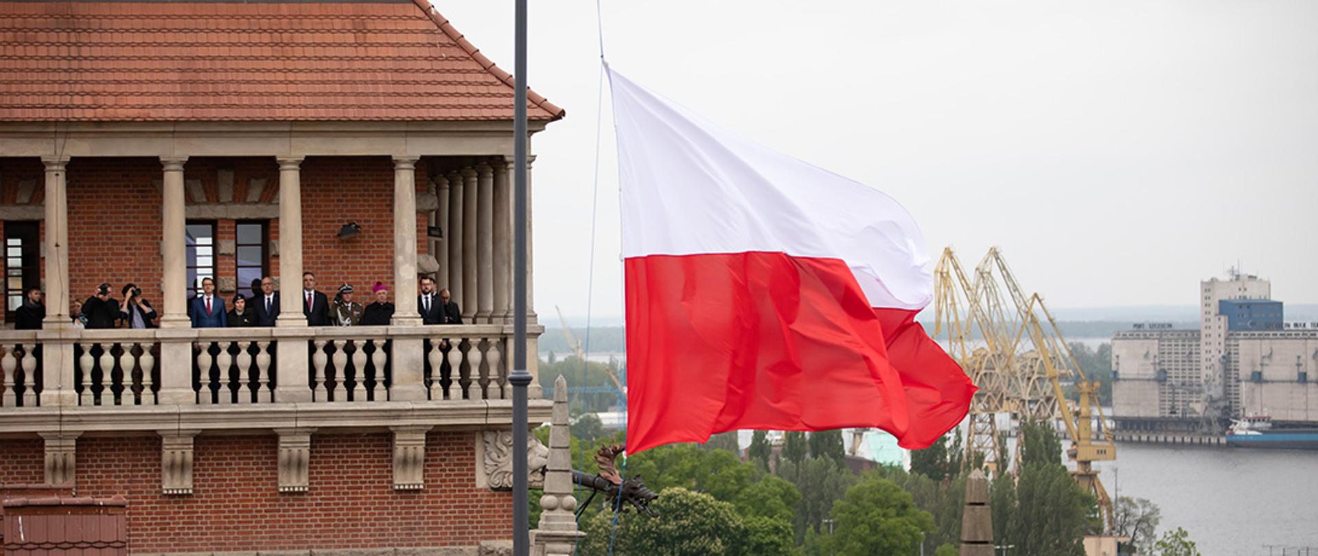 Premier Mateusz Morawiecki i minister Joachim Brudziński podczas uroczystościach związanych z Dniem Flagi