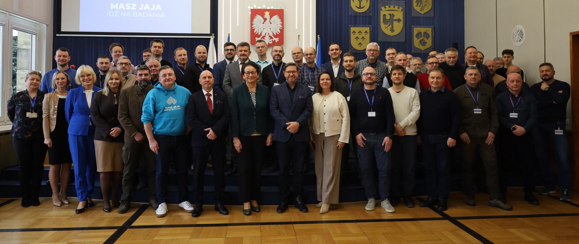 Na zdjęciu znajdują się pracownicy urzędu oraz Wojewodowie z Dyrekcją w sali Herbowej.