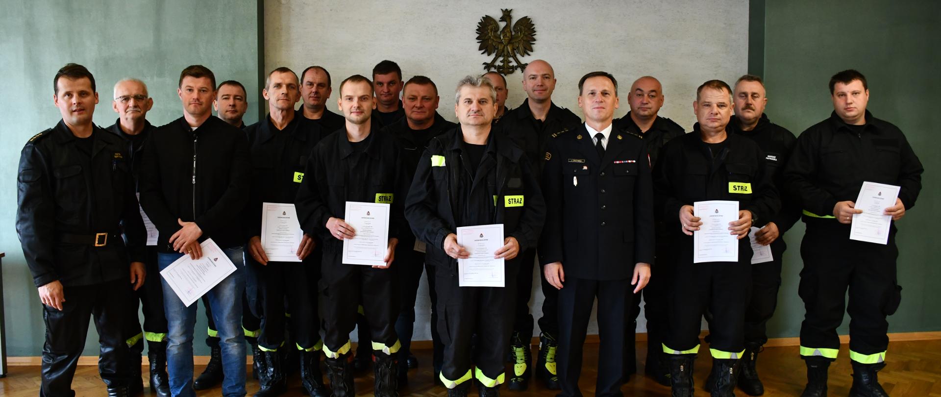 Na zdjęciu widzimy uczestników szkolenia dla naczelników OSP wraz z wykładowcami pozującymi do zdjęcia grupowego.