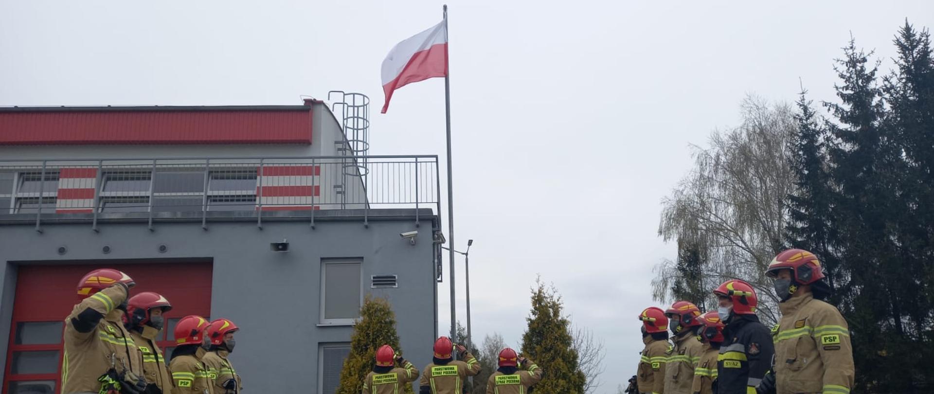 Zmiany służbowe podczas uroczystego apelu z okazji Dnia Flagi Rzeczypospolitej Polskiej