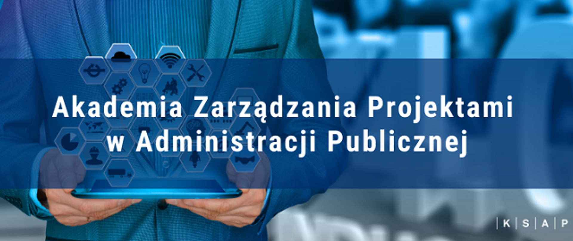 Akademia Zarządzania Projektami w Administracji Publicznej w tle mężczyzna w garniturze trzymający tablet nad którym są różne ikony np. wifi, chmura, zębatka