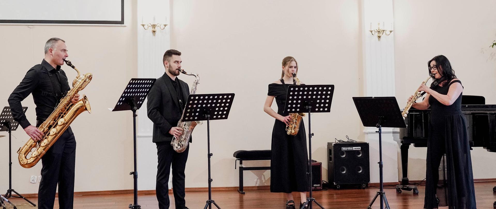 Występ kwartetu saksofonowego na scenie w sali koncertowej podczas Koncertu Świątecznie - symfonicznie. Lublinieccy artyści klasycznie w Państwowej Szkole Muzycznej I stopnia w Lublińcu