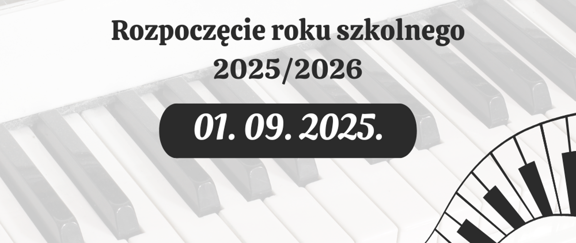 Na tle klawiatury fortepianu w lewym górnym rogu oraz w prawym dolnym rogu widnieją klawisze fortepianu. W centralnej części zdjęcia umieszony jest fortepian. Poniżej widnieje napis "Rozpoczęcie roku szkolnego" oraz data 01.09.2025.