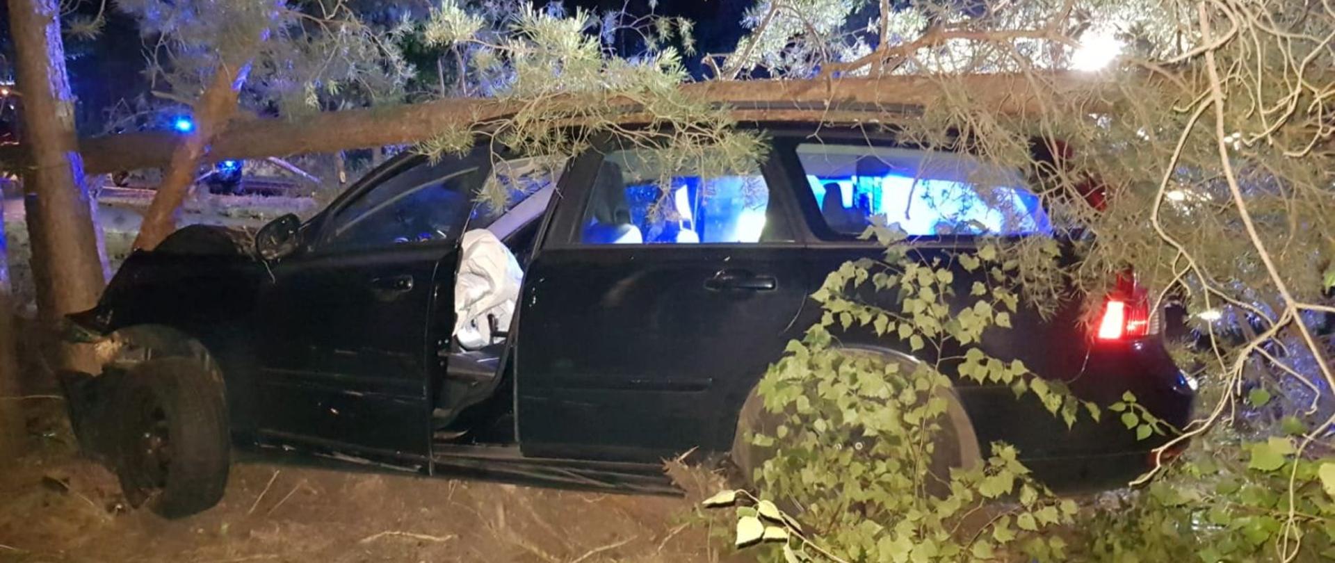 Na zdjęciu widać samochód osobowy typu kombi marki Volvo, który znajduje się poza drogą wojewódzką na poboczu. Wyniku nie zachowania bezpiecznej prędkości samochód zjechał na pobocze i uderzyła w drzewo, które uszkodziło przód pojazdu i dach.