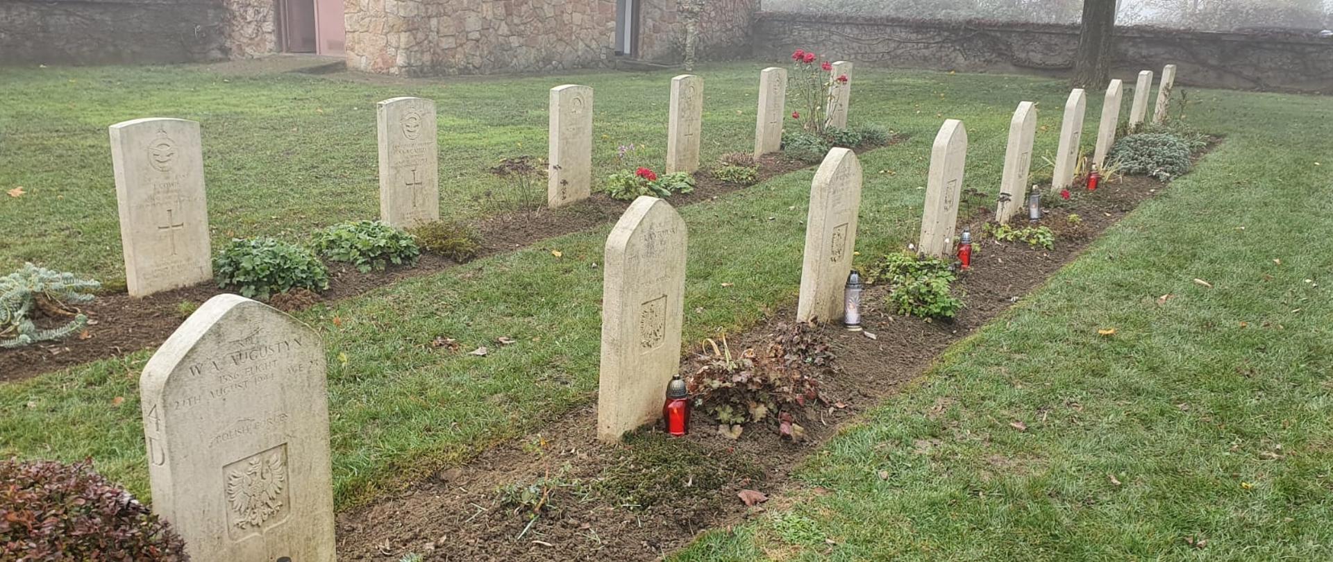 Groby polskich żołnierzy na wojskowym cmentarzu alianckim w Solymár (13 listopada 2022)