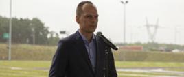 Wiceminister infrastruktury Rafał Weber w trakcie konferencji prasowej dotyczącej podpisania umowy na poszerzenie autostrady A2 na odcinku Warszawa – Łódź
