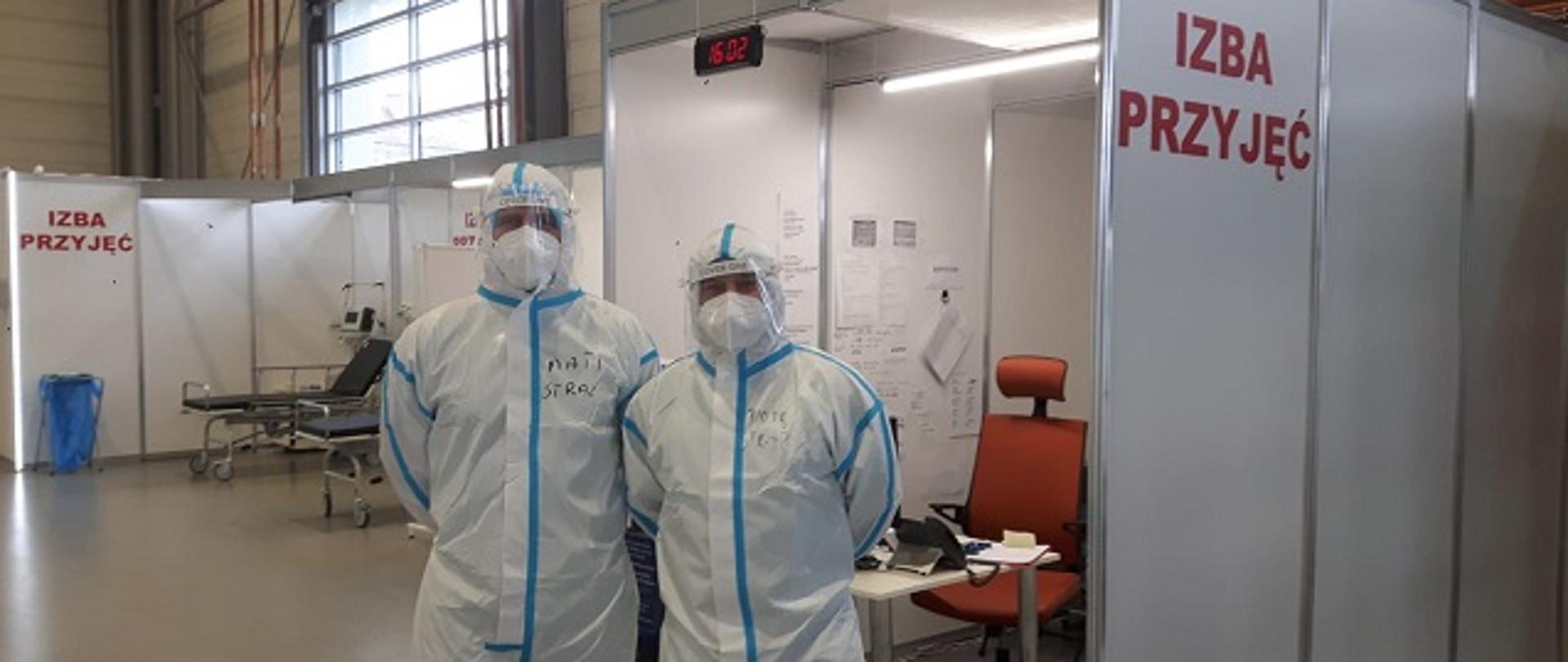 strażacy w ubraniach ochronnych przygotowani do walki z covid w izbie przyjęć
