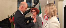 Wręczenie odznaki Bene Merito dla p. Beaty Wojny w głównym hallu Rezydencji Ambasady RP w Meksyku
