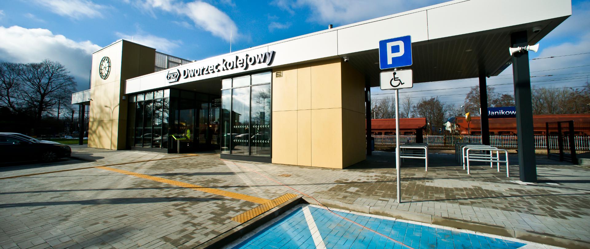 Budynek dworca kolejowego w Janikowie