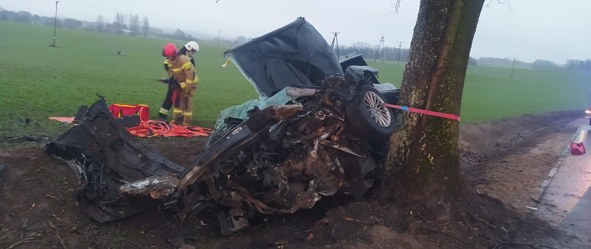 Rozbite BMW obok drzewa