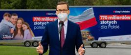 Premier na tle napisu 770 mld zł dla Polski.