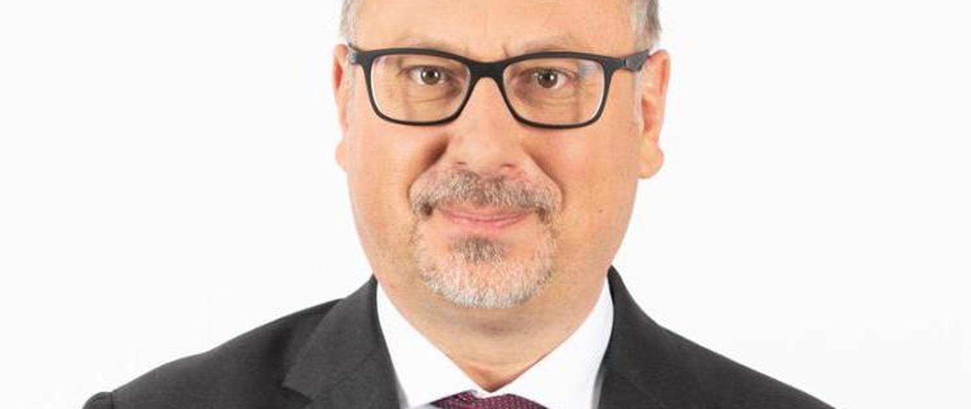 Prof. Arkady RZEGOCKI
Szef służby zagranicznej, politolog i profesor Uniwersytetu Jagiellońskiego. 