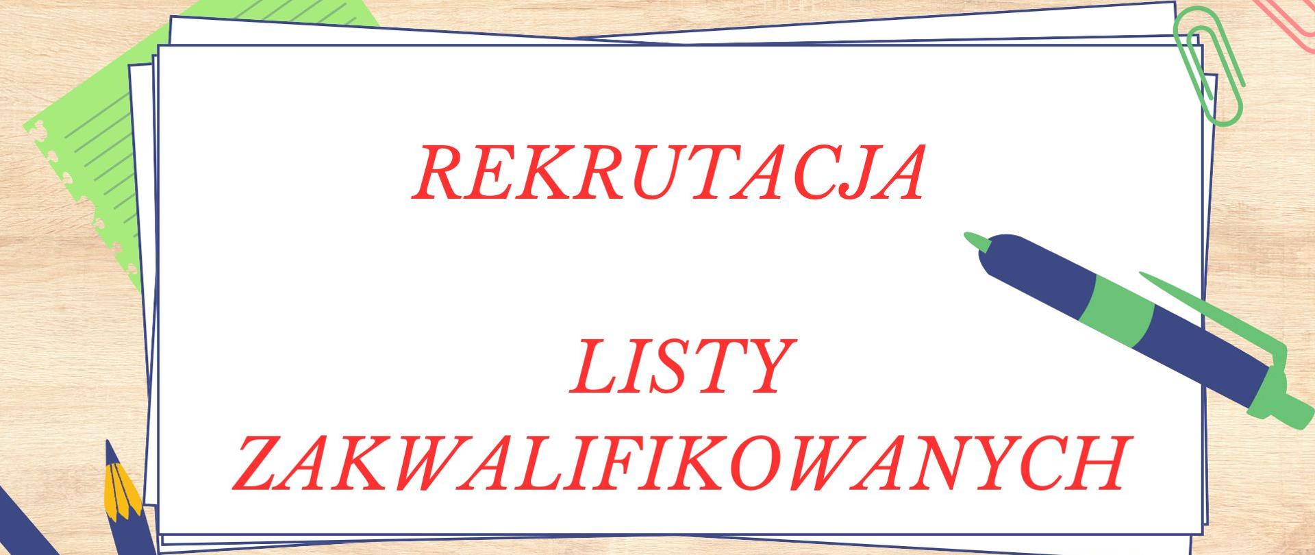 Blat biurka z kolorowymi ołówkami i długopisem, na kartkach napis czerwony REKRUTACJA LISTY ZAKWALIFIKOWANYCH