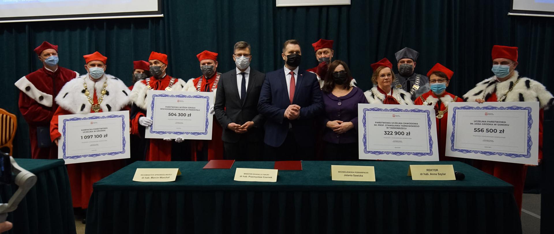 Minister Przemysław Czarnek pozuje do zdjęcia z władzami podkarpackich uczelni.