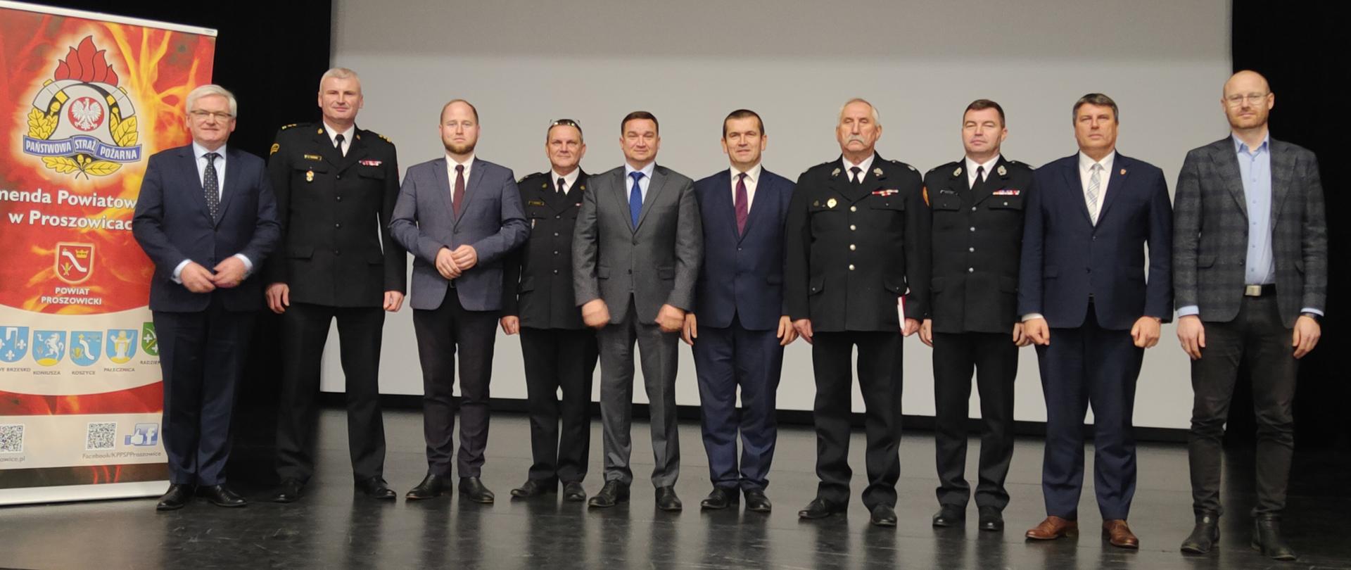 Zaproszeni goście stoją na scenie