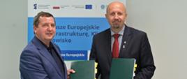 Na zdjęciu od lewej strony: Marek Misztal, Prezes Zarządu Elbląskiego Przedsiębiorstwa Wodociągów i Kanalizacji Sp. z o.o., Robert Gajda, Zastępca Prezesa NFOŚiGW.