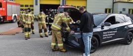 Szkolenie pińczowskich strażaków z zakresu budowy pojazdów hybrydowych i elektrycznych