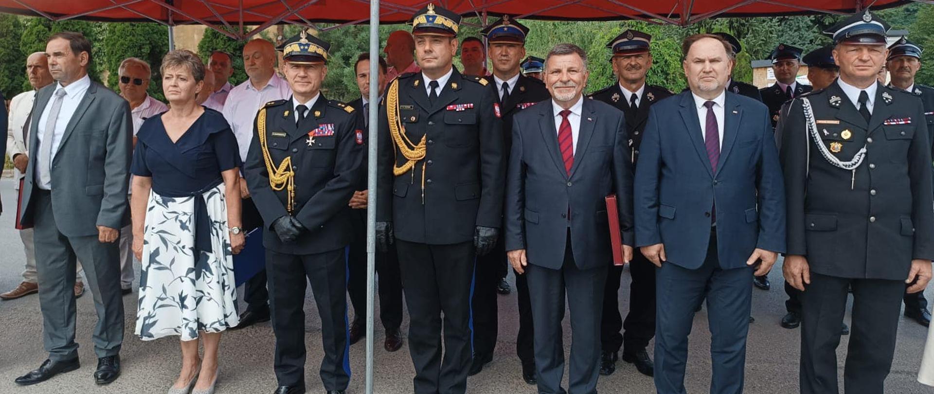 Na zdjęciu widzimy trybunę honorową, a na niej gości. Wśród gości dwóch generałów PSP.