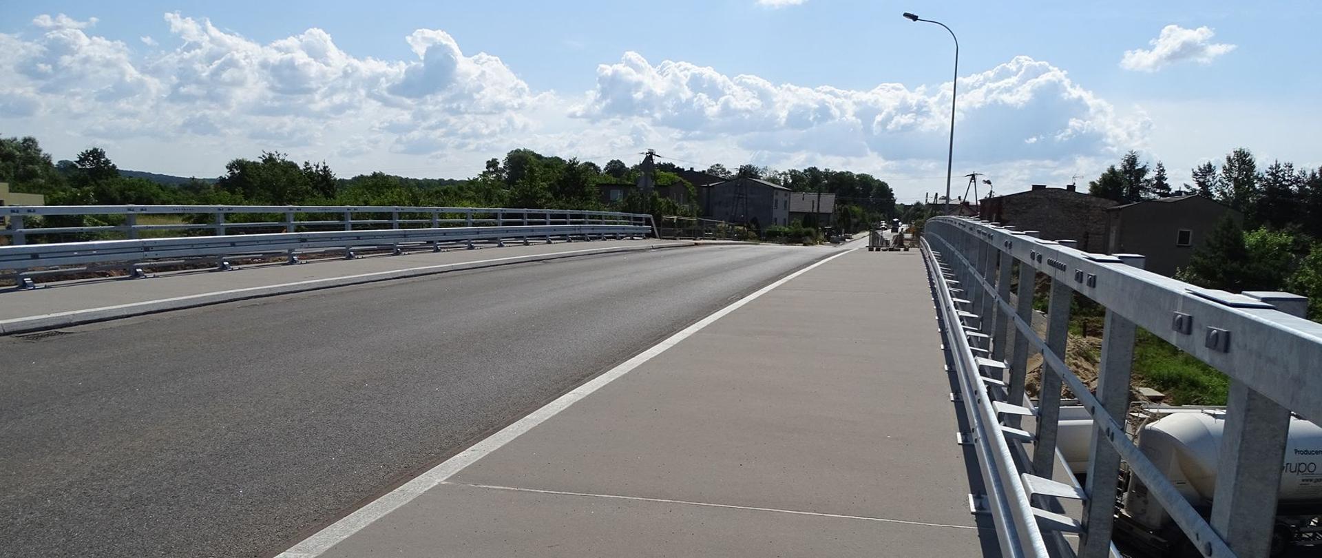 Na fotografii znajduje się nowy wiadukt WD-7 nad przyszłą drogą ekspresową S1 Podwarpie - Dąbrowa Górnicza. W tle można dostrzec zabudowania mieszkalne