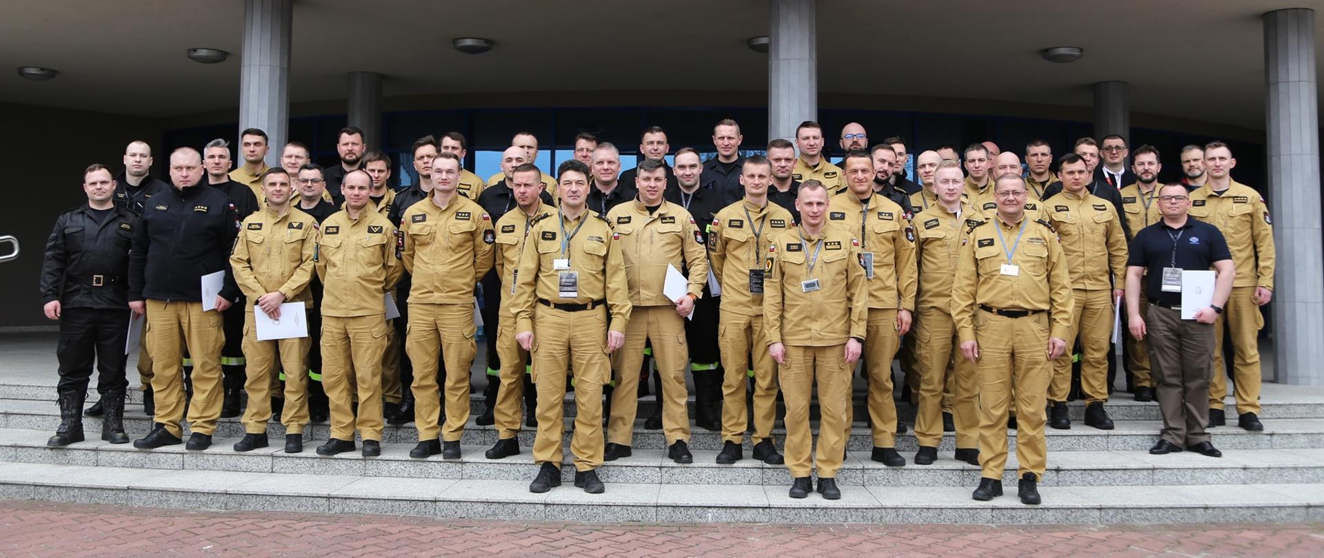 Grupowe zdjęcie uczestników warsztatów w towarzystwie Komendanta oraz dwóch Zastępców Komendanta Centralnej Szkoły PSP