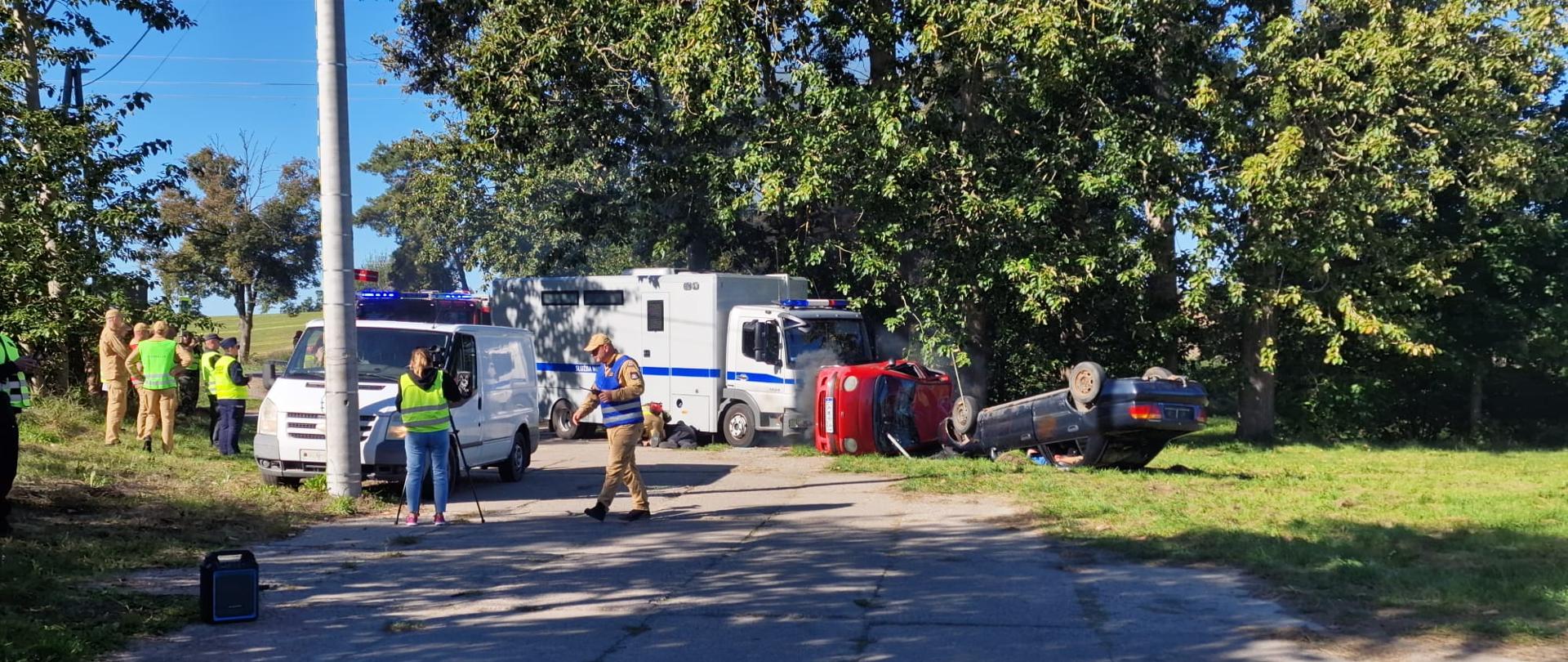 Miejsce ćwiczeń służb mundurowych widać symulowany wypadek samochodowy