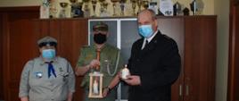 Na zdjęciu widzimy harcerzy ZHP Hufiec Leżajsk, którzy przekazują Betlejemskie Światełko Pokoju komendantowi Państwowej Straży Pożarnej w Leżajsku. 