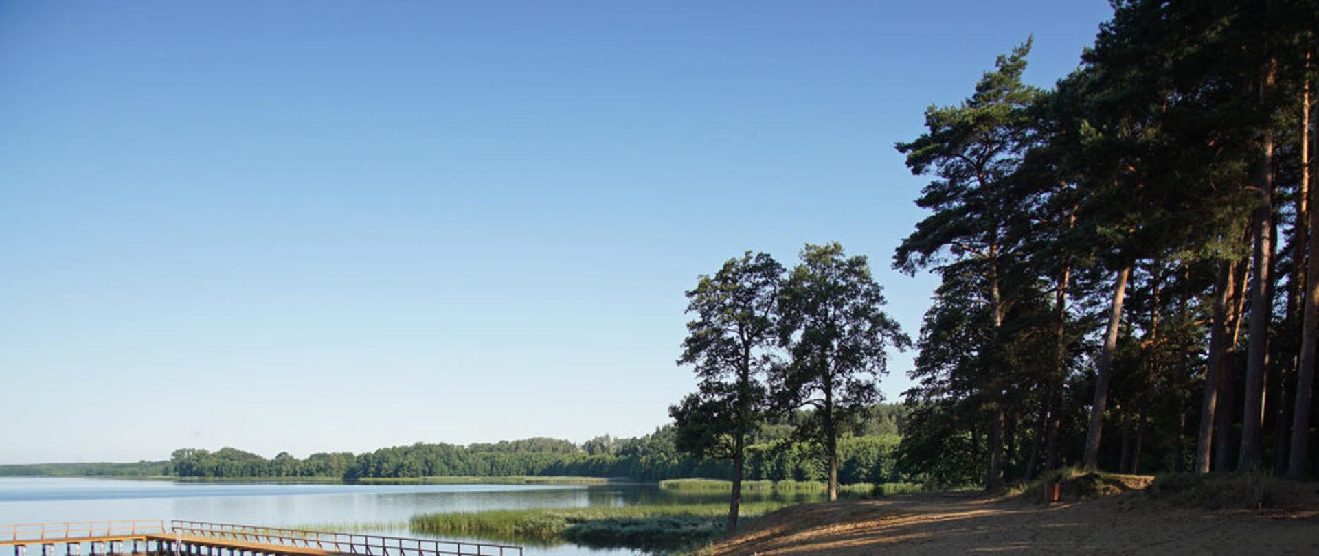 zdjęcie przedstawia plażę w Sępólnie Krajeńskim oraz część pomostu nad jeziorem Sępoleńskim