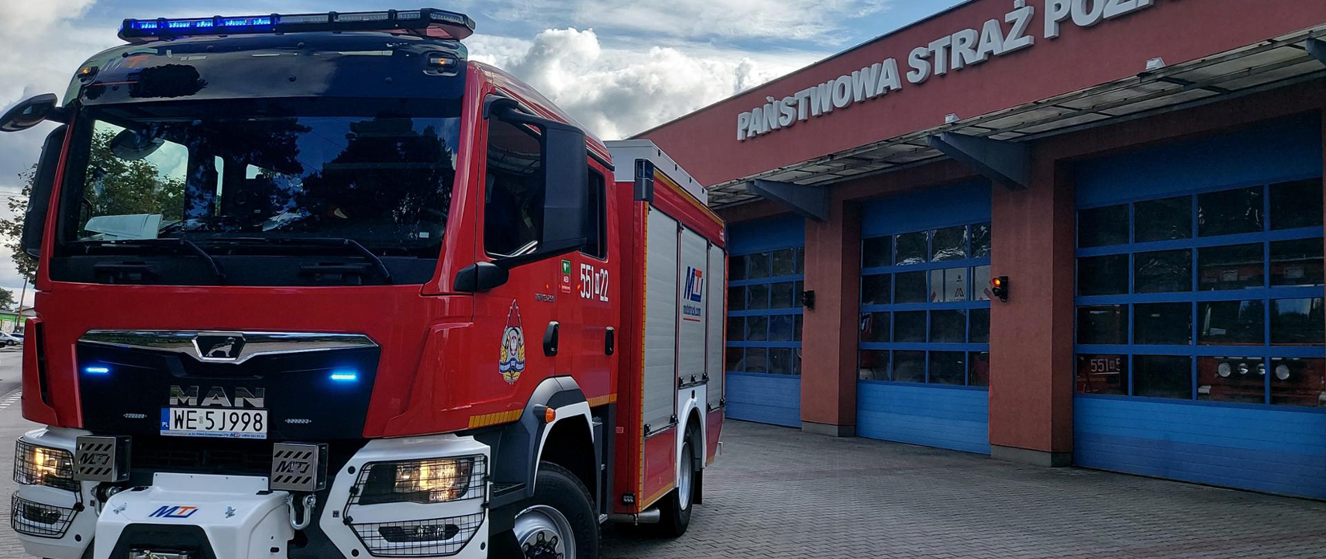 Na zdjęciu nowoczesny średni samochód ratowniczo gaśniczy kategorii II – Man TGM 13.290 4x4. Zabudowa pojazdu wykonana została przez firmę Moto-Truck z Kielc. W tle siedziba tut. Komendy