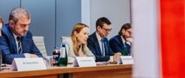 Cztery osoby siedzą z lewej strony przy stole. Druga od lewej siedzi minister Katarzyna Pełczyńska-Nałęcz.