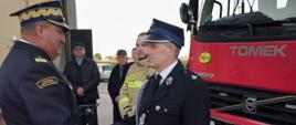 komendant wojewódzki nadbryg. Grzegorz Janowski przekazuje kluczyki do pojazdu naczelnikowi osp w tle goście i mieszkańcy 