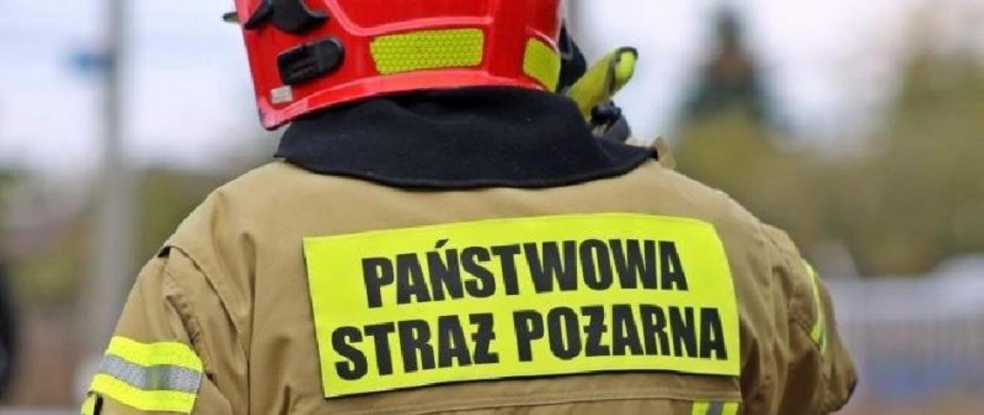 Napis na plecach strażaka Państwowa Straż Pożarna