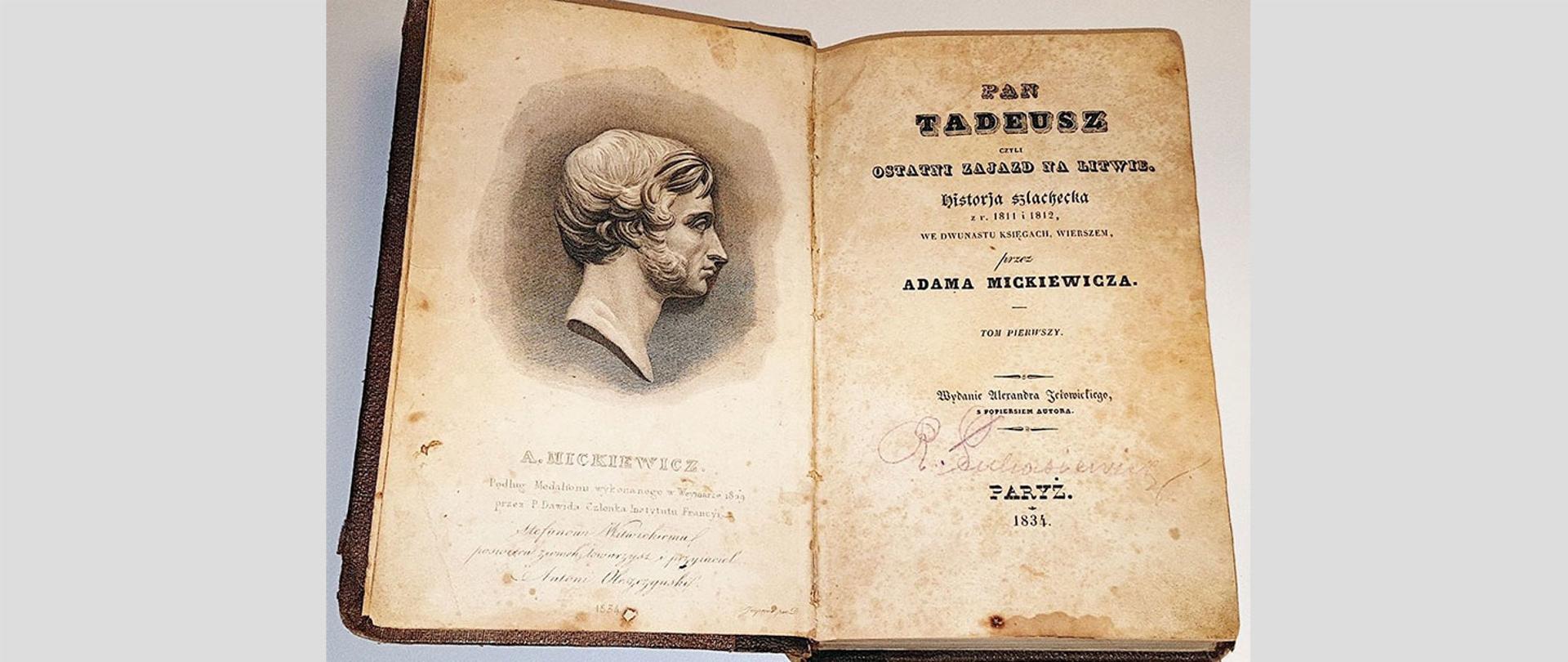 Zdjęcie przedstawiające zabytkową książę pt. "Pan Tadeusz" z 1834 roku. otwartą na stronie tytułowej