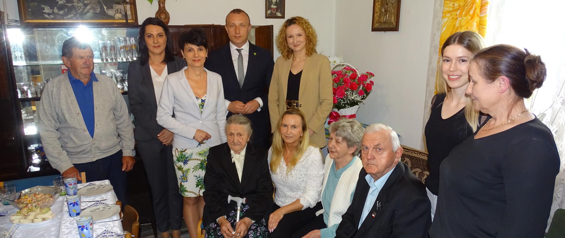 Na zdjęciu widać kobiety i mężczyzn