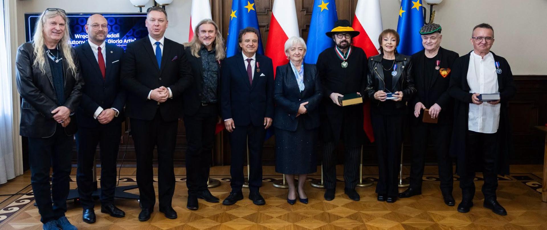 Pamiątkowa fotografia wyróżnionych 