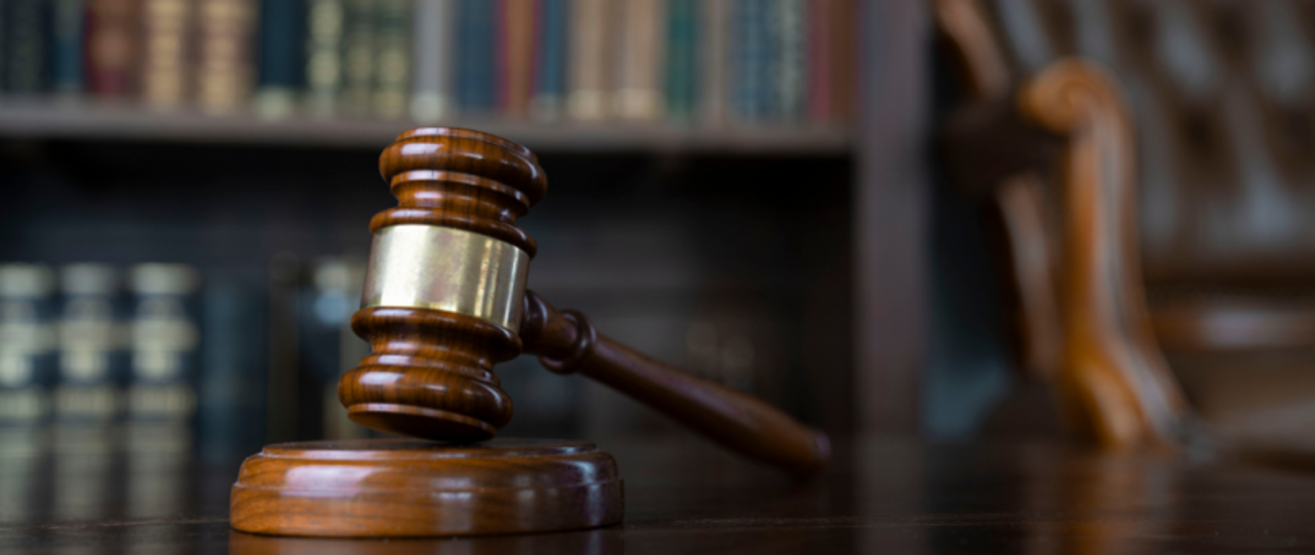 Młotek sędziowski na podkładce.