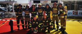 Grupowe zdjęcie strażaków w mundurach bojowych