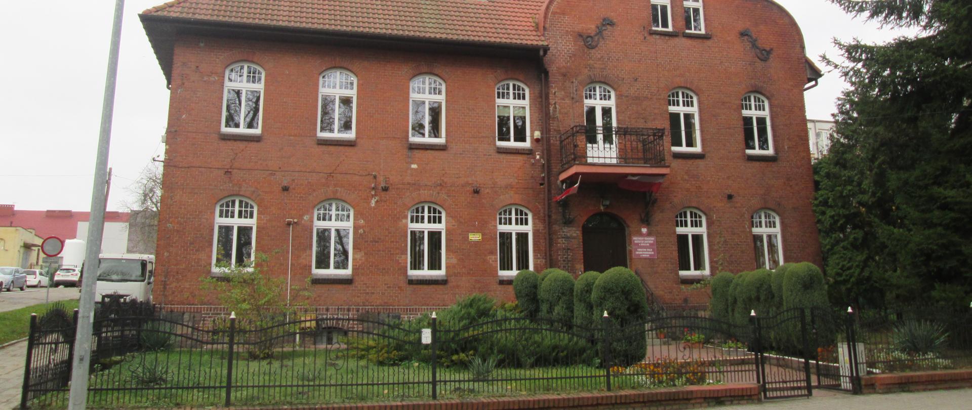 Budynek piętrowy z czerwonej cegły, ogrodzony. Wejście główne od ulicy Tadeusza Kościuszki 4. Osoby poruszające się na wózkach mogą dojechać do budynku Stacji od strony podwórza i zgłosić swoje przybycie poprzez naciśnięcie dzwonka; zostaną obsłużone w siedzibie Stacji na parterze (brak windy Osoby przybyłe samochodem przystosowanym mogą wjechać na teren podwórza. 