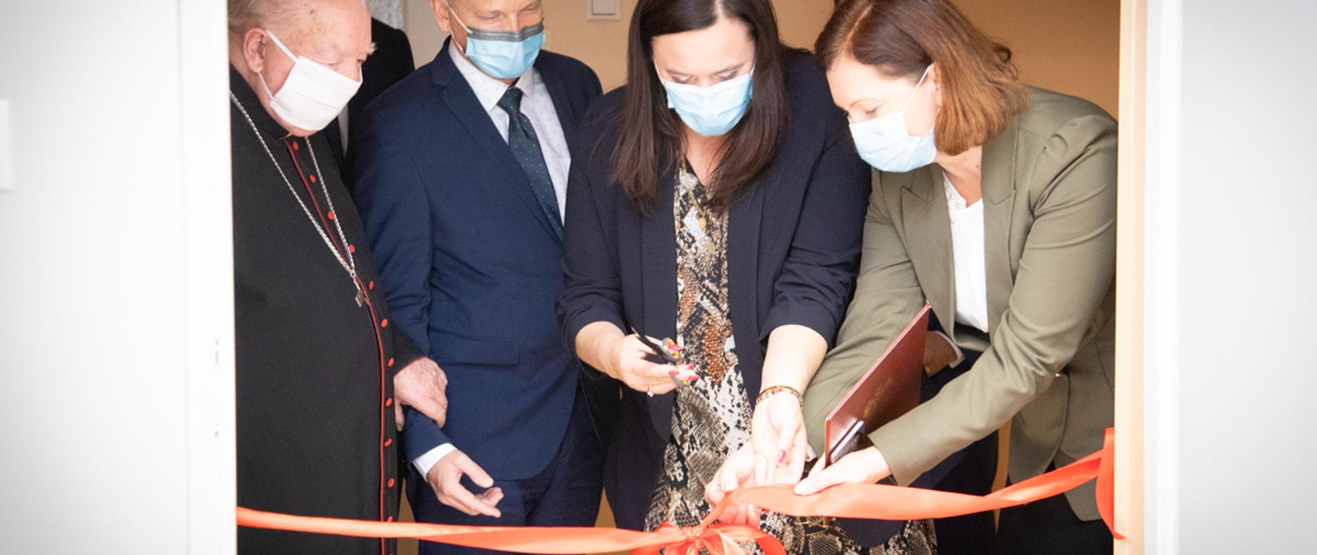 uczestnicy uroczystości przecinają wstęgę