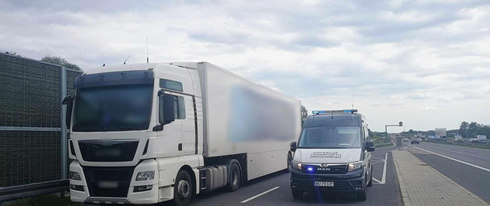 Zatrzymany do kontroli ciągnik siodłowy z podpiętą naczepą stoi w zatoce przy ekspresowej „siódemce” koło Grójca. Obok zestawu stoi oznakowany furgon mazowieckiej Inspekcji Transportu Drogowego.