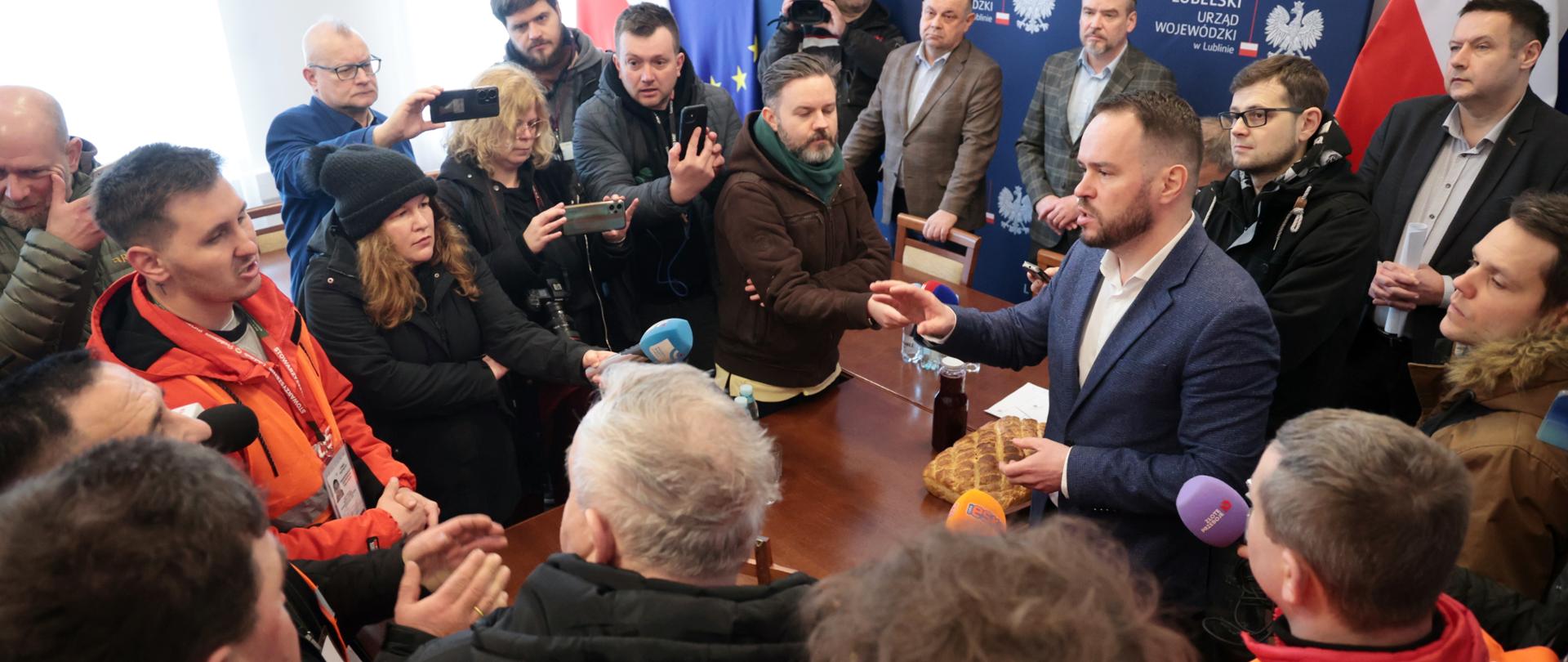 Wojewoda lubelski spotkał się z protestującymi rolnikami