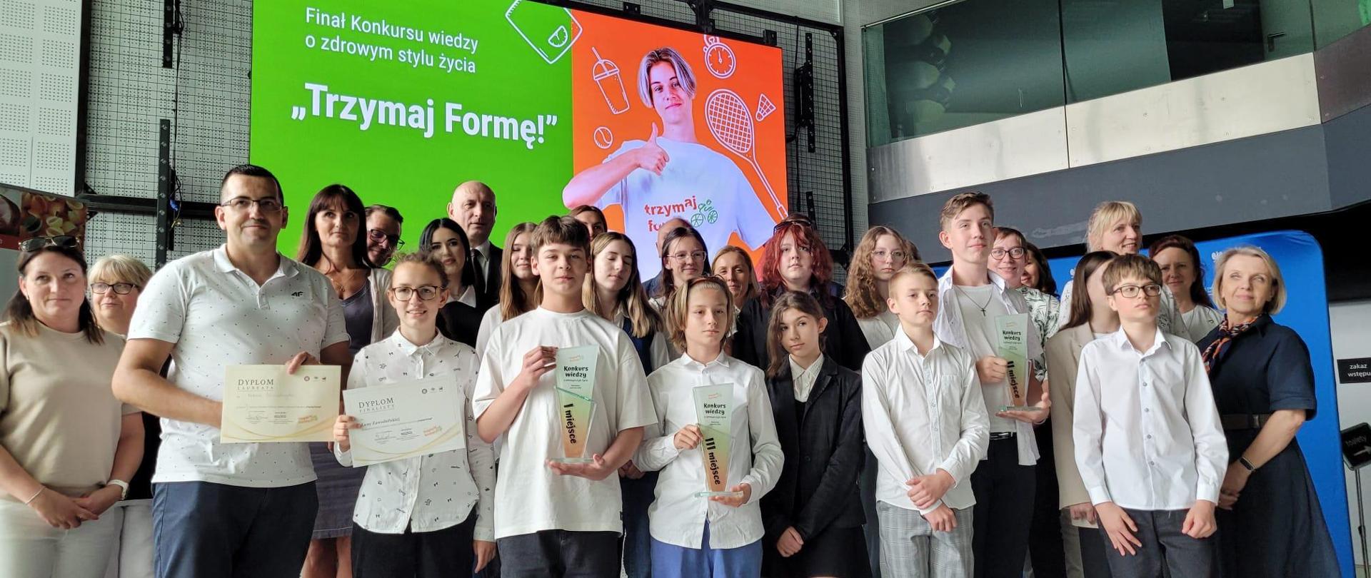 Laureaci konkursu wiedzy o zdrowym stylu życia" wraz z organizatorami i opiekunami
