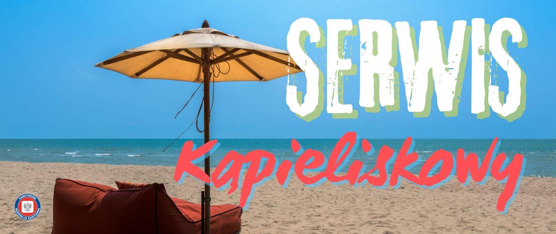 Parasol i leżak rozłożone na nadmorskiej plaży