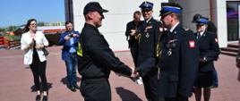 Na zdjęciu na pierwszym planie komendant miejski PSP st. bryg. Bogusław Szczurko gratuluje odznaczonemu ogn. Marekowi Wojnarowiczowi 