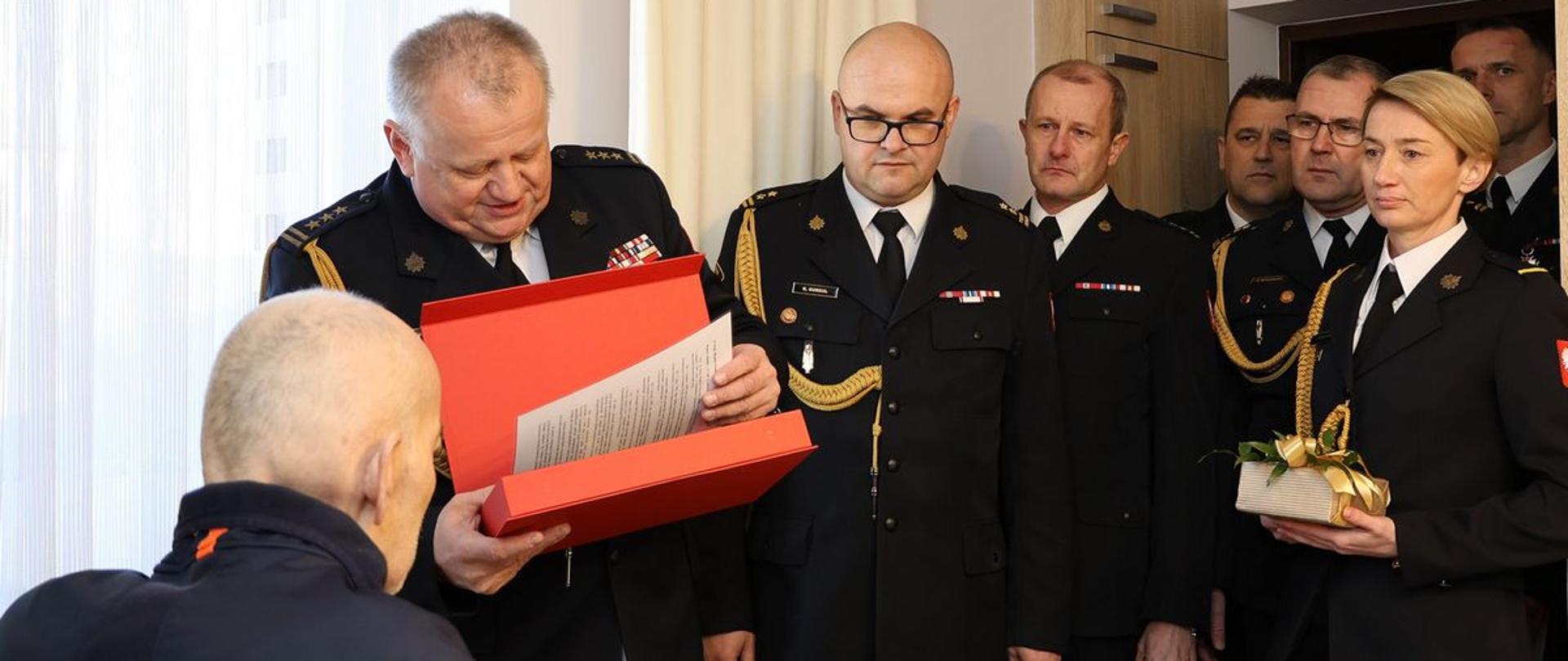 Delegacja strażaków żegna z-ce komendanta