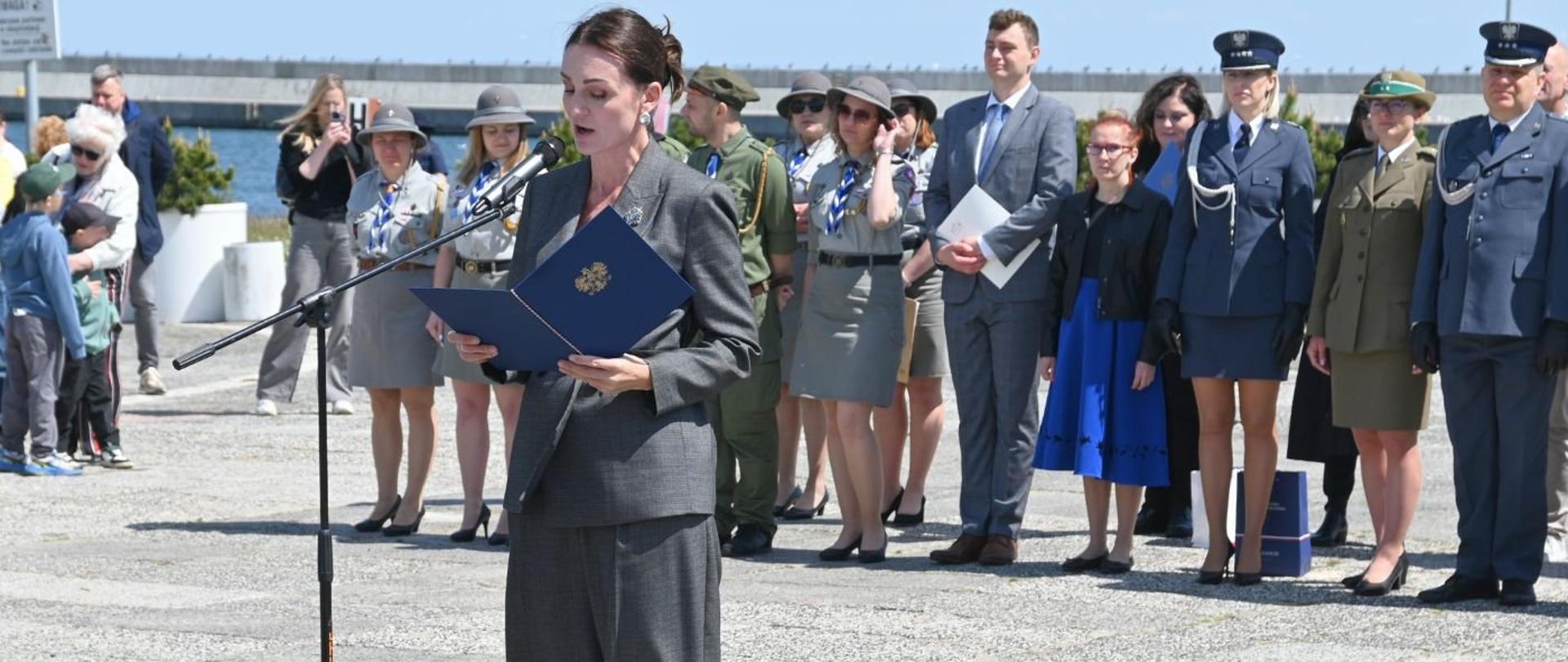 kobieta stoi na skwerze Kościuszki w Gdyni i przemawia do harcerzy